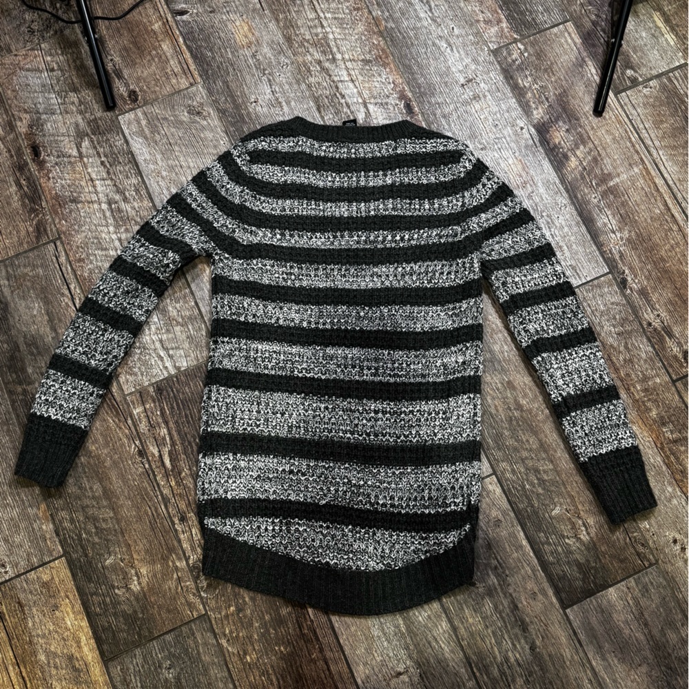 Sweater - Picture 2 of 6